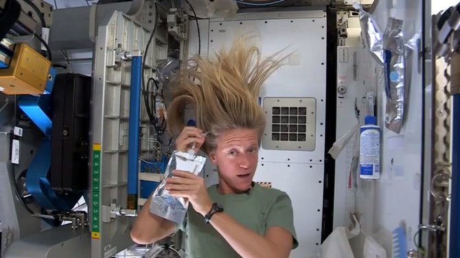 Kadras iš „YouTube“/JAV astronautė ir inžinierė Karen Nyberg