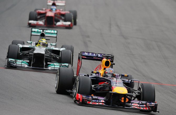 „Scanpix“ nuotr./Sebastianas Vettelis priekyje, už jo – Nico Rosbergas 