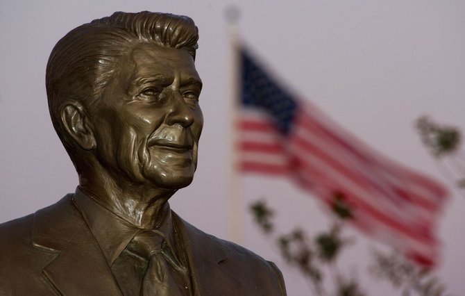 AFP/„Scanpix“ nuotr./Ronaldo Reagano statula