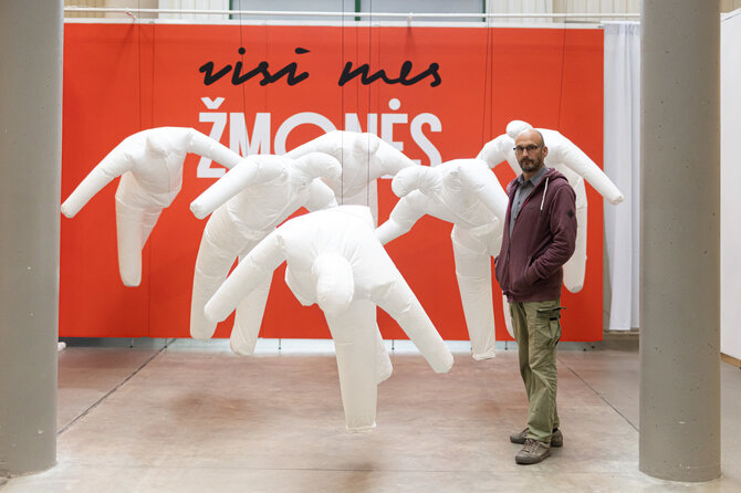 ŽMONĖS ore: Kęstučio Svirnelio instaliacija „Art Vilnius“ mugėje