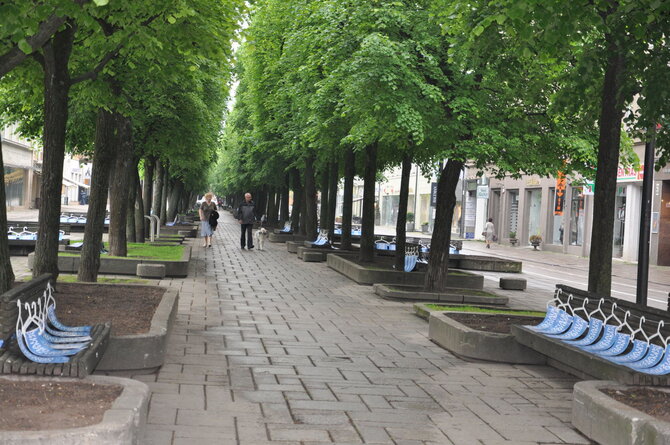 Ankstų rytą Kauno Laisvės alėjoje nusidriekė 2 tūkst. pakabų su plakatais, raginančiais „padžiauti uniformas“ ir gegužės 21 d. apsilankyti renginyje „Nuotykių diena su KTU“. 
