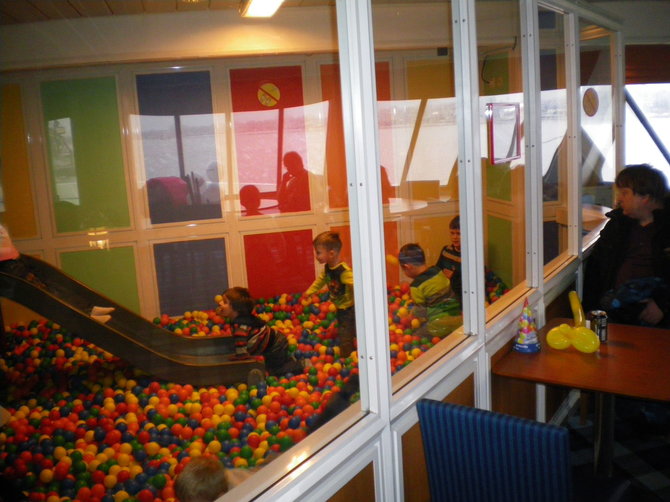 Laive yra įrengta atskiri vaikų žaidimo kambariai