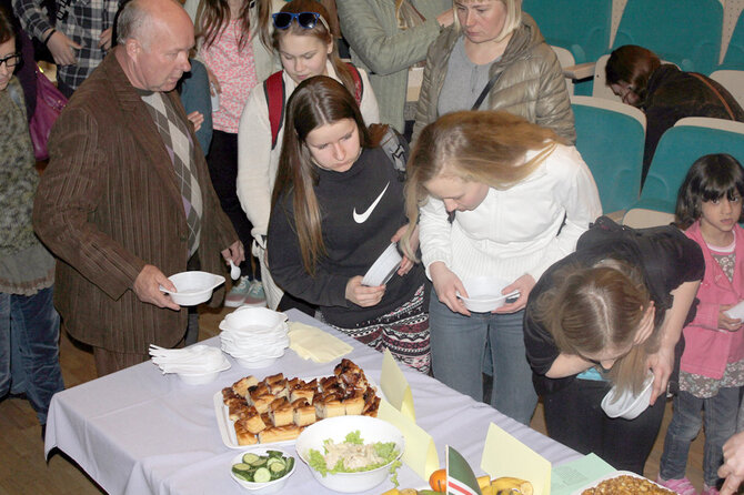 E.Augustaitės nuotr. /Anykščių krašto gyventojams pabėgėliai pristatė savo šalių patiekalus, tradicijas, supažindino su savo tautiniais drabužiais.