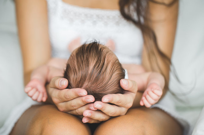 Shutterstock nuotr./Moteris su kūdikiu.