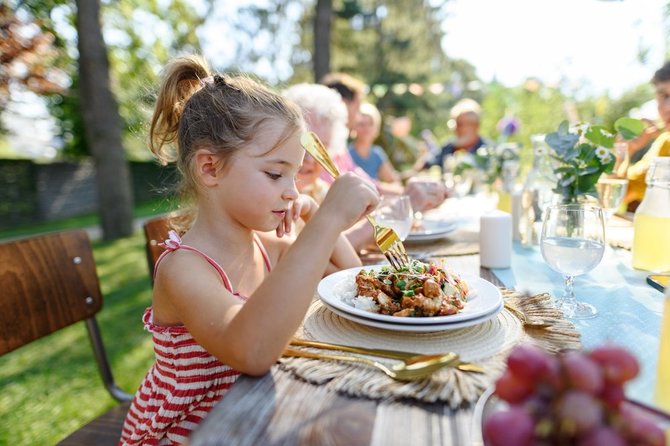 Shutterstock nuotr./Mergaitė valgo šašlykus.