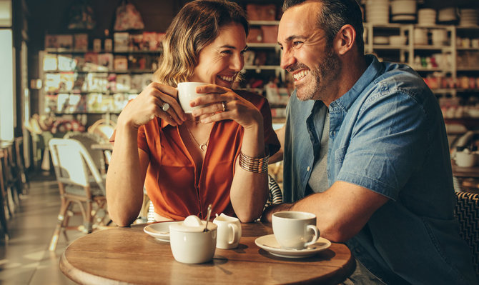 Shutterstock nuotr./Žmonės geria kavą.