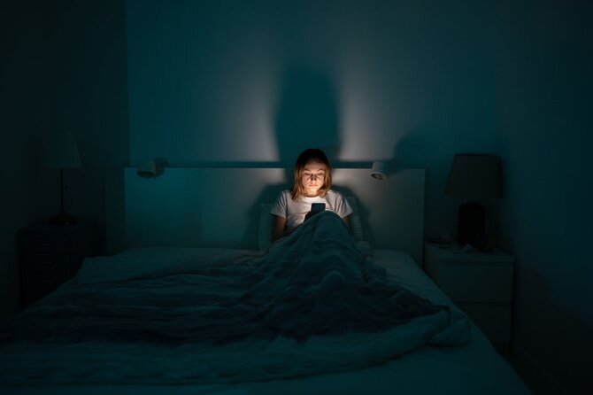 Shutterstock nuotr./Moteris su telefonu.