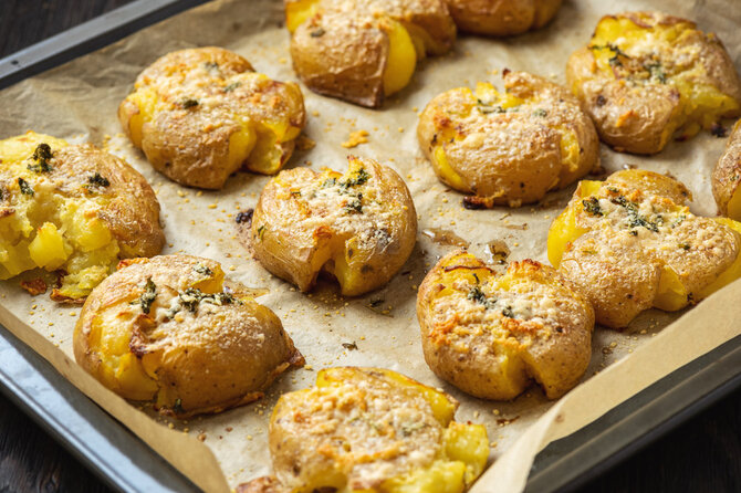 Shutterstock nuotr./Sutrintos ir apskrudintos „smash potatoes“