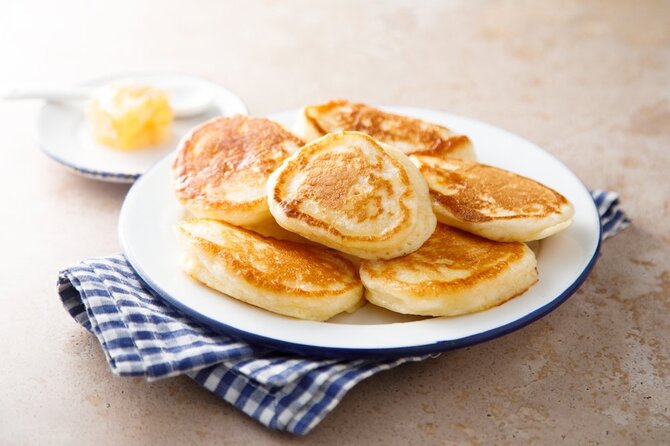 Shutterstock nuotr./Purūs blyneliai su kefyru ir sviestu.