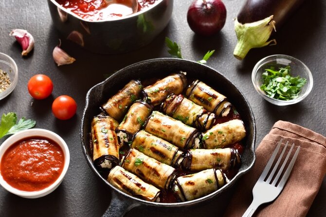 Shutterstock nuotr./Kepti baklažanų ritinėliai