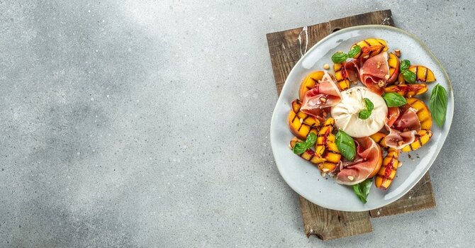 Shutterstock nuotr./Persikai, vytintas kumpis ir burrata.