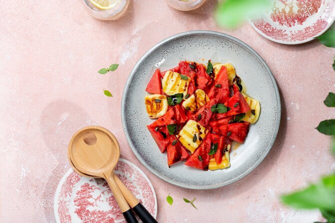Shutterstock nuotr./Grilintas halloumi, arbūzas ir mėtos.