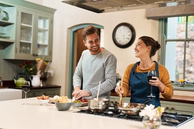 Shutterstock nuotr./Šeima gamina maistą.