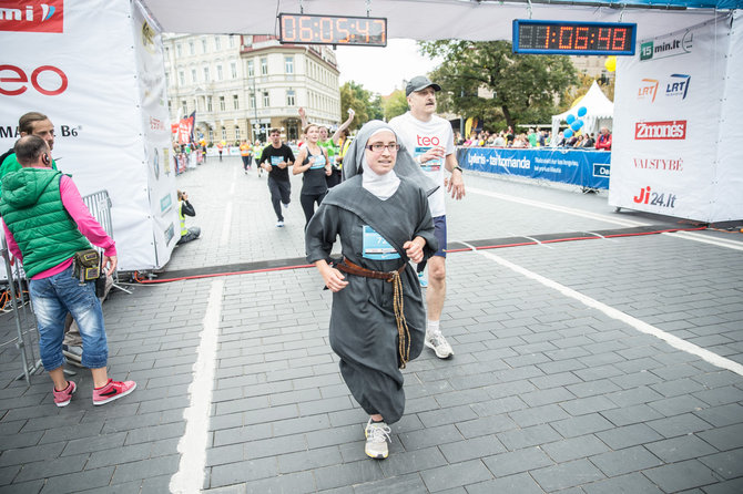 Viganto Ovadnevo/Žmonės.lt nuotr./Vilniaus maratone – vienuolė iš Prancūzijos