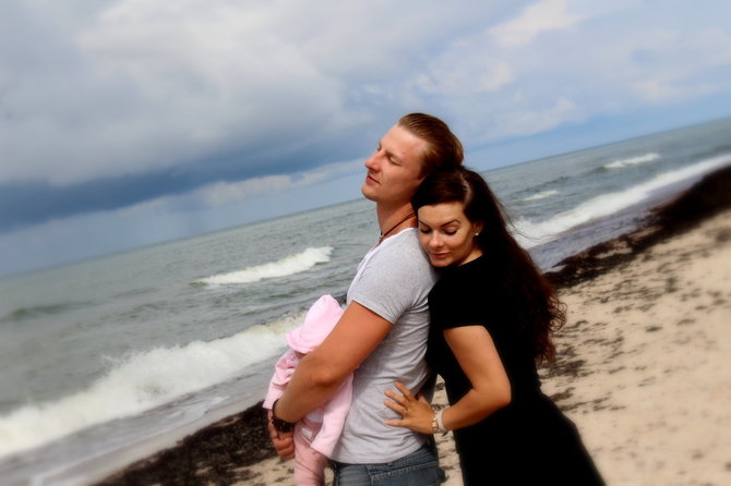 Asmeninio albumo nuotr./Justinas Lapatinskas su dukra ir žmona Migle