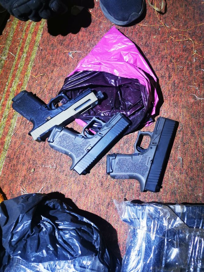 Kauno policijos nuotr./Ginklų arsenalo dalis: „Glock“ pistoletai
