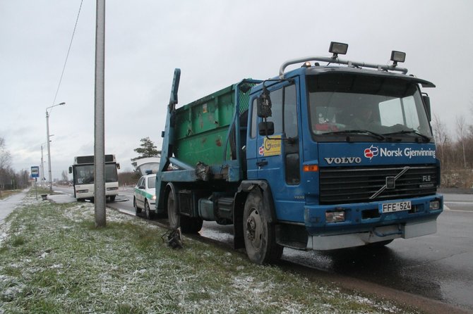 T. Markelevičiaus nuotr./Autobuso ir šiukšliavežio avarija