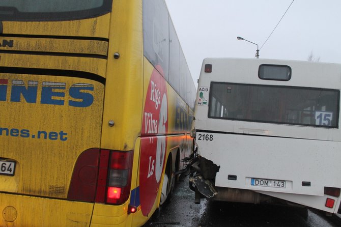 T. Markelevičiaus nuotr./Autobuso ir šiukšliavežio avarija