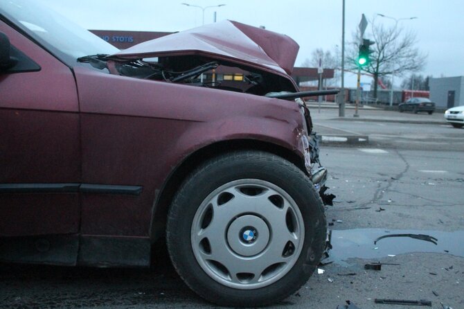 Tomo Markelevičiaus nuotr./„Volkswagen“ ir BMW avarija Panevėžyje