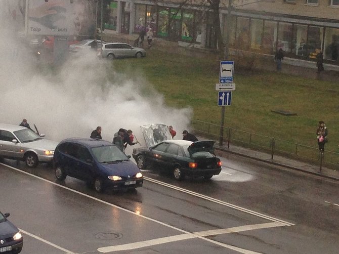 Tomo Markelevičiaus nuotr./Panevėžio centre degė „Audi“