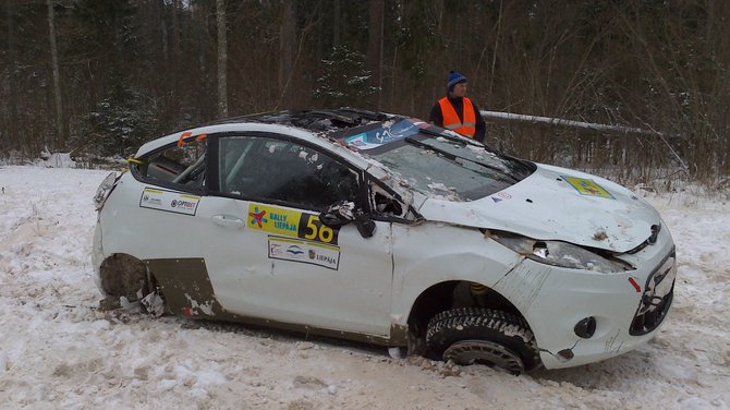 Komandos nuotr./L.Diržininko ir D.Strižano automobilis po avarijos