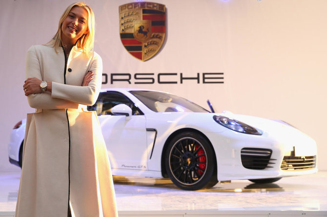 „Porsche” nuotr./Maria Sharapova ir jos „Porsche Panamera GTS“