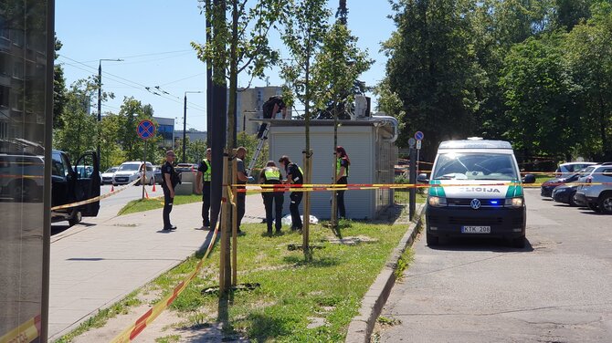Sauliaus Chadasevičiaus / 15min nuotr./Vilniuje automobilis rėžėsi į autobusų stotelę su žmonėmis: viena mergina žuvo