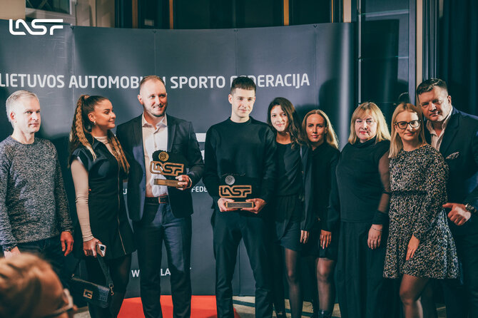 LASF nuotr./Ovidijus Vaštakas ir Matas Žalandauskas atsiėmė 2025 metų sezono trofėjus