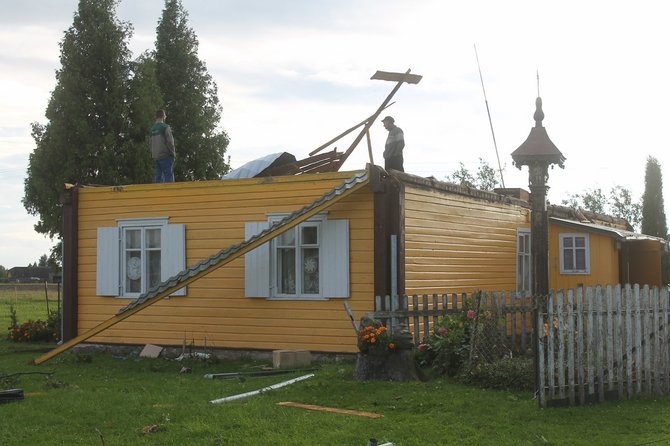 Tomo Markelevičiaus nuotr./ Panevėžio rajone nuplėštas sodybos stogas