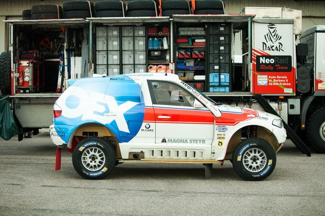 Elijaus Kniežausko nuotr./Vienas iš dviejų Dakare važiuosiančių BMW automobilių