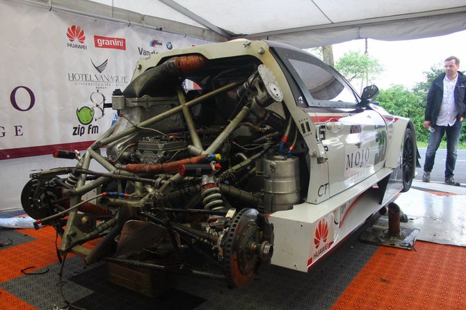 Tomo Markelevičiaus nuotr./„MOJO Lounge racing by JR Motorsport“ komandos automobilis