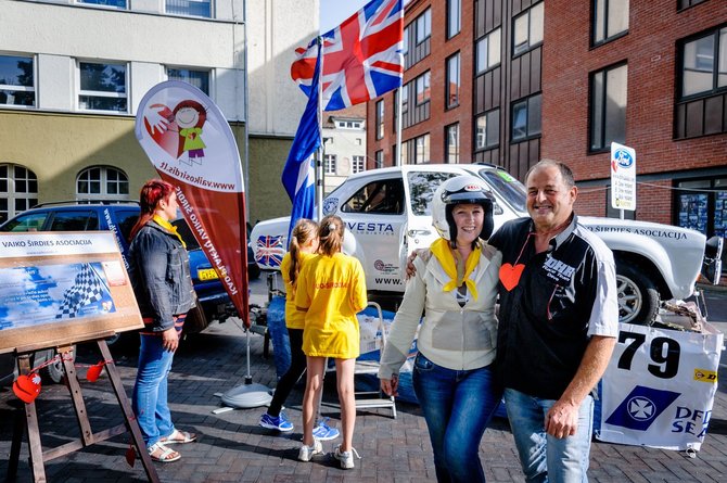 A.Kubaičio nuotr./Vaiko širdies asociacijos prezidentė D.Jonauskienė ir lenktynininkas Dave`as Hollandas