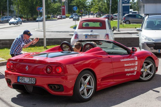 „Laisvalaikio dovanos“ nuotr./Suomis apžiūrinėja „Ferrari“