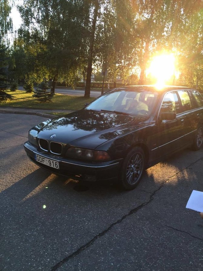 15min skaitytojos Gabijos nuotr./Iš avarijos pasišalinusio vairuotojo BMW