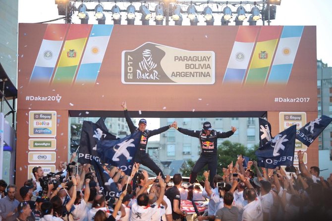 Andriaus Lauciaus nuotr./„Peugeot“ komandos triumfas ant Dakaro finišo podiumo
