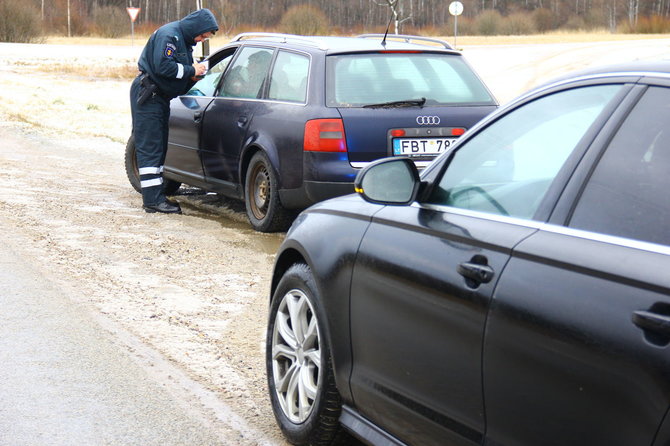 Tomo Markelevičiaus / 15min nuotr./Pažeidimų fiksavimas nežymėtu policijos automobiliu