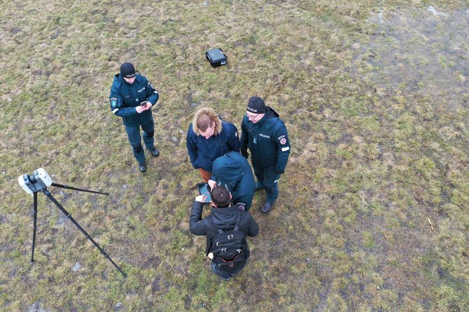 Policija/ Akimirka iš praktinių pratybų panaudojant lazerinį trimatį (3D) skenerį įvykio vietoje.