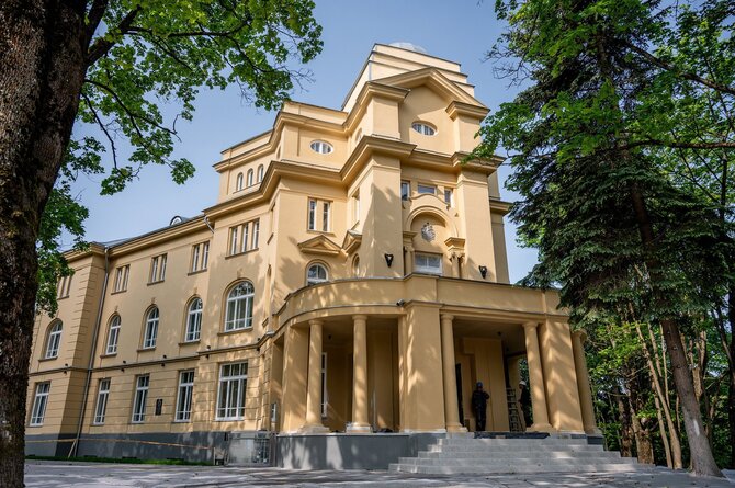 KMS/Sutvarkyti „Neo Lithuania“ rūmai (architektas Edmundas Alfonsas Frykas)