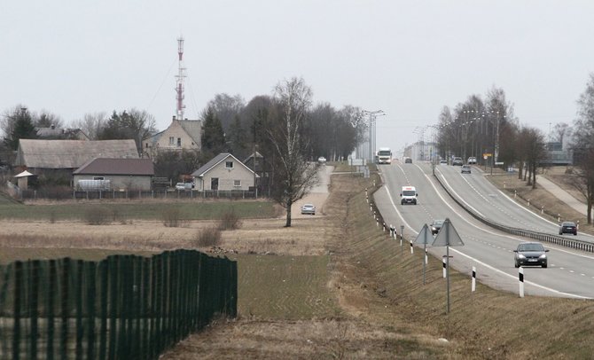 Alvydo Januševičiaus / 15min nuotr./Nuo kelio į miestą skiria 600 metrų pievos