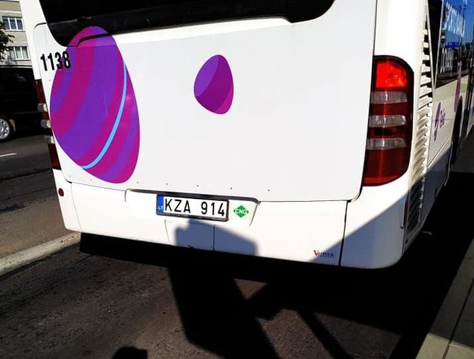 Tarpas tarp autobuso ir šaligatvio