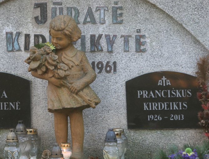 Alvydo Januševičiaus nuotr./Mažos mergaitės kapas
