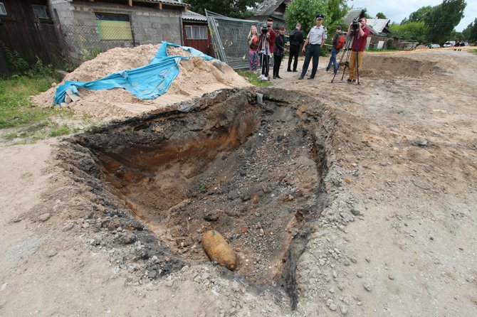 Alvydo Januševičiaus nuotr./Šiauliuose Čkalovo gatvėje rasta aviacinė bomba