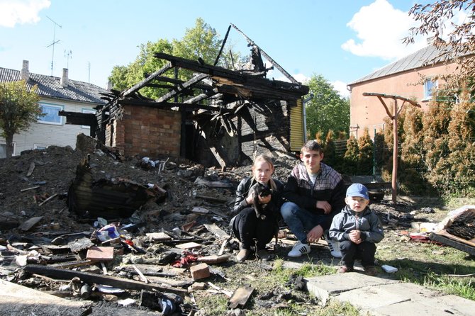 Alvydo Januševičiaus nuotr./Jauna šeima po gaisro nenuleidžia rankų – nori atkurti savo namus