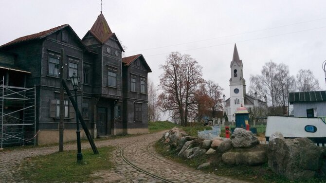 „Cinevilla“ – Latvijoje turistus traukia kino miestelis, kuriame telpa visa amžinybė