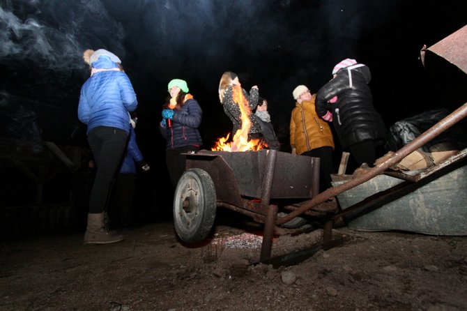 Alvydo Januševičiaus nuotr./Žagarės bendruomenė šventą Valentiną palydėjo gyvame lediniame vandenyje