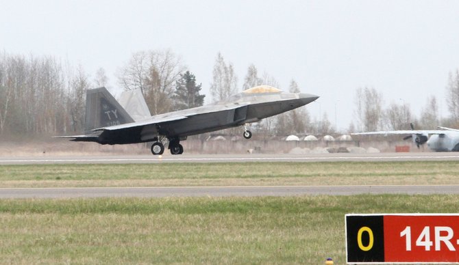 Alvydo Januševičiaus nuotr./Lietuvos kariniame aerodrome – JAV naikintuvai „F-22 Raptor“