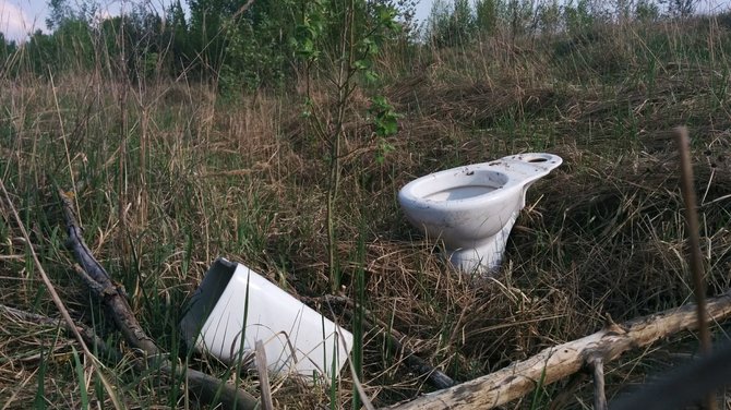 Alvydo Januševičiaus nuotr./Rėkyvos draustinio pašonėje – krūva šiukšlių ir siuntinys „olialia“ pupytei