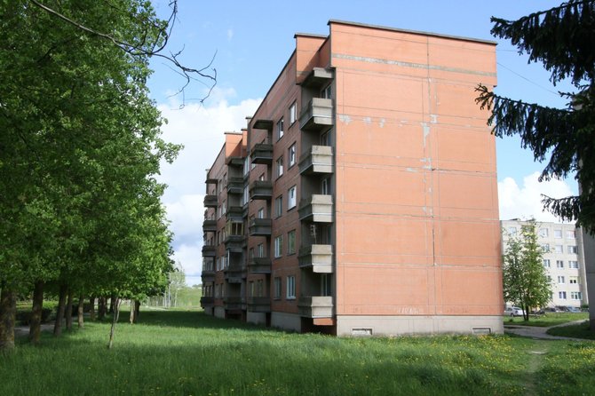 Alvydo Januševičiaus nuotr./Naujosios Akmenės dugnas ir dangus: 50 butų name – vienas gyventojas