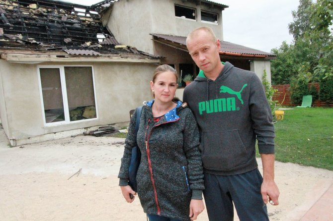 Alvydo Januševičiaus nuotr./Jauna šeima po gaisro rugsėjo 1-ąją sutinka be namų