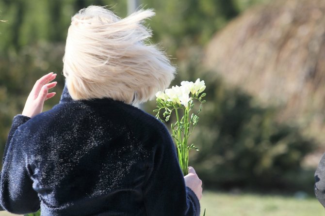 Alvydo Januševičiaus nuotr./Raudanti Plungė gedulą puošia baltų rožių žiedais